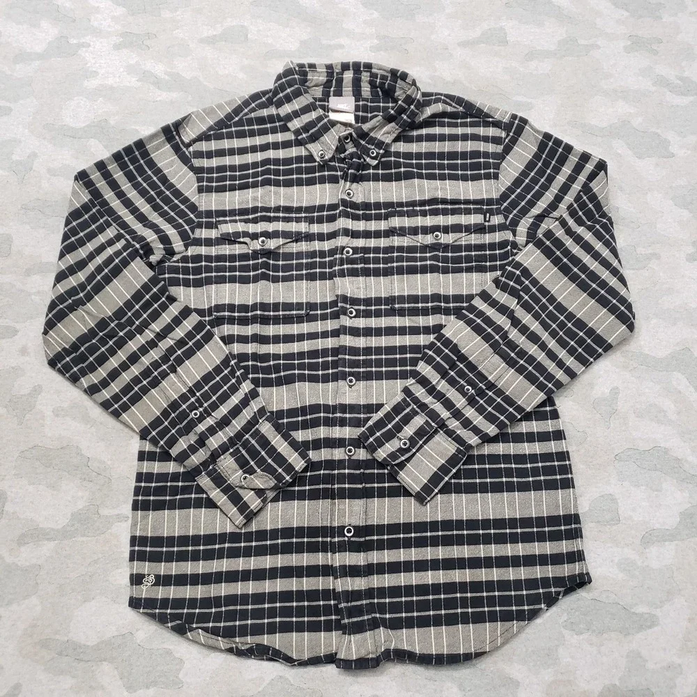 Nike SB Shirt Mens Small Gray Pockets Pearl Snap‎ Long Sleeve Stripped